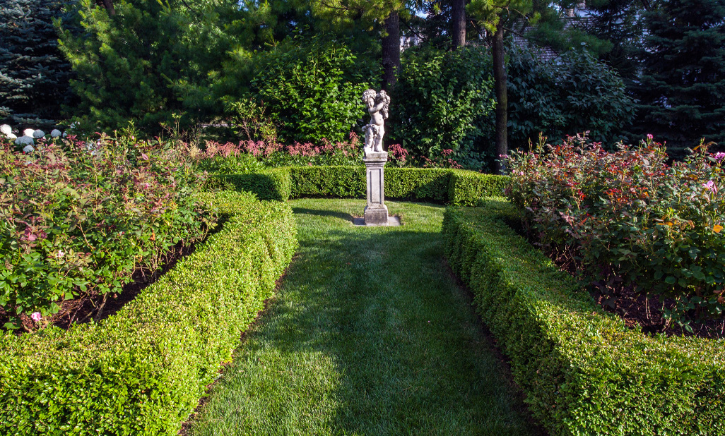 english garden statue